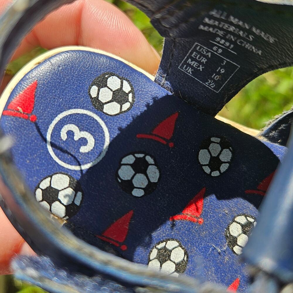 Vintage Pooh Sandals - Picture 3 of 4